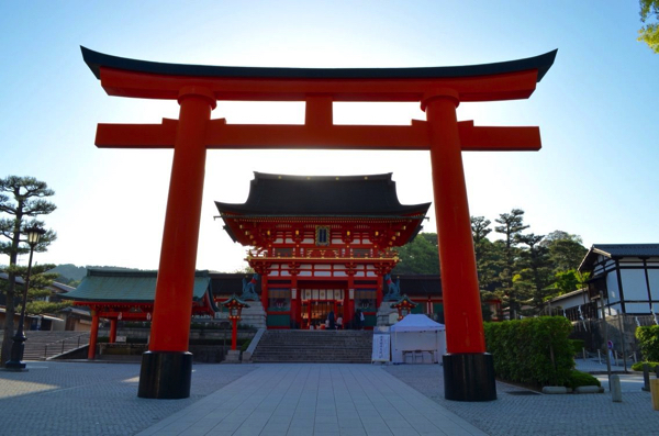 伏見稲荷大社の楼門（鳥居の奥の建物）