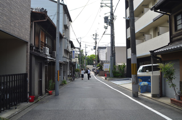 住宅街を抜けるともう少しで梅小路公園