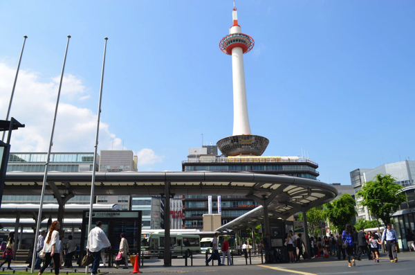 中央口から出ると目の前に京都タワー