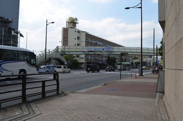 歩道橋と横断歩道の方へ