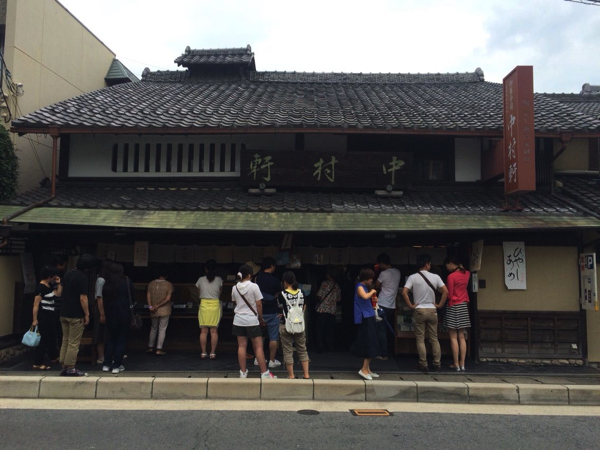 お店の外にできる行列