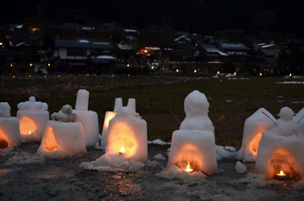 早くも雪灯籠に火が灯っている