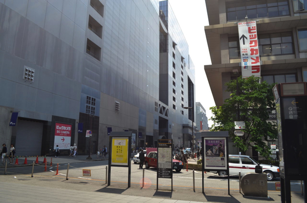 京都中央郵便局と京都駅ビルの間の道路