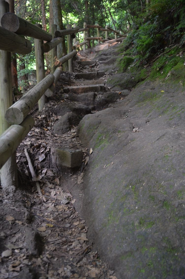 けわしい如意ヶ嶽の登山道