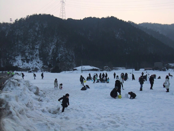 雪灯籠づくりや雪遊びを楽しめる