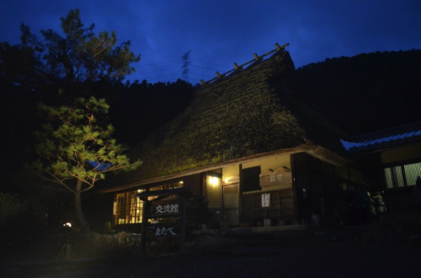 幻想的な雰囲気の茅葺屋根の民家