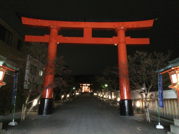 夜の稲荷山はあまりの怖さに大人がマジで半べそで駆け下りるレベル ごりらのせなか