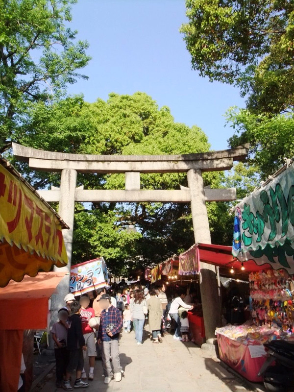 参道に露店が並ぶ