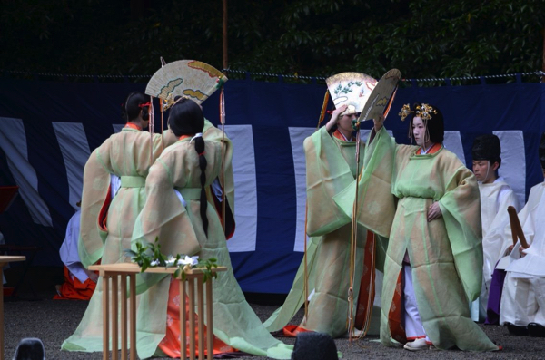 神楽女による御田舞