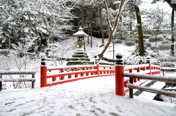 雪の日に十石橋の朱色が映える