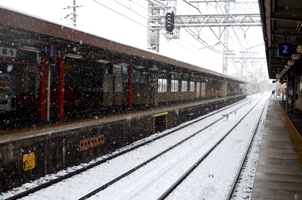 京阪電車の線路にも雪が積もる