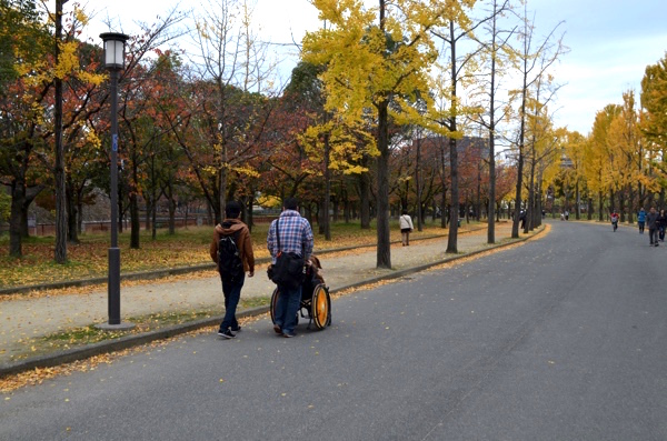 週末の大阪城公園は人が多い