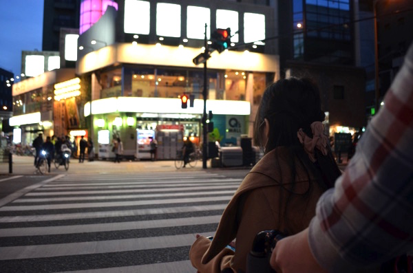 横断歩道の途中で赤に!