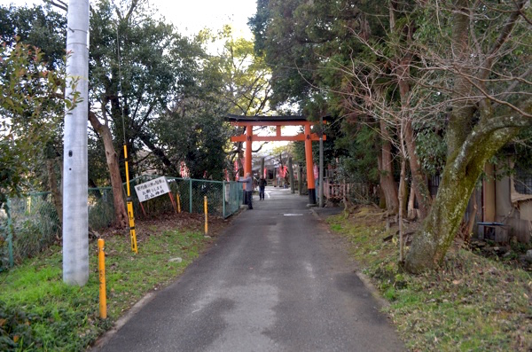 花山稲荷神社の北側の参道