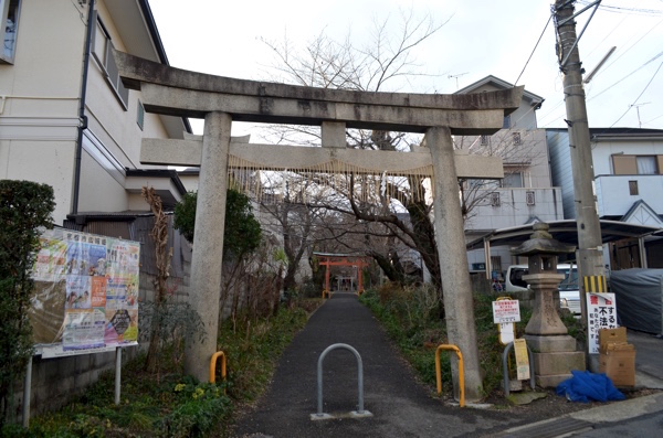 花山稲荷神社の東側の参道