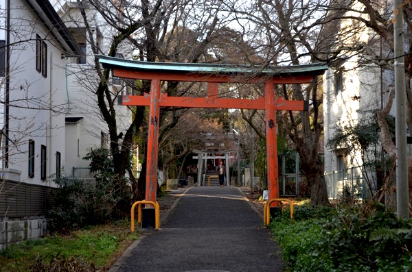 花山稲荷神社の東側の参道