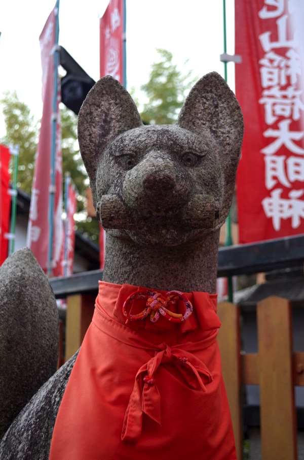 花山稲荷神社のきつね像（左側）