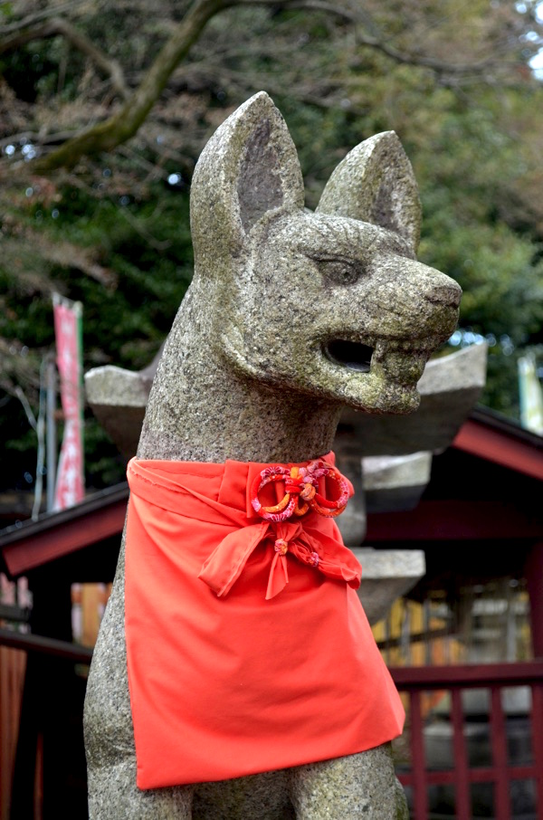 花山稲荷神社のきつね像（右側）