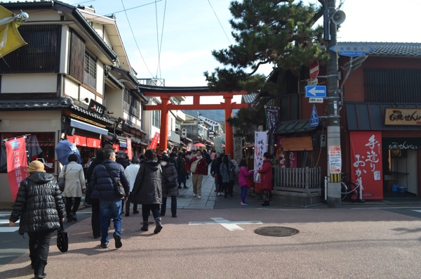 正面に見えるのは「裏参道」