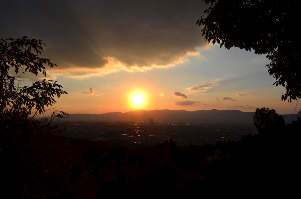 ちょうど夕陽が落ちそう!