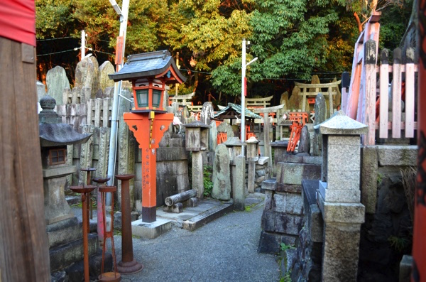 田中社（権太夫大神）の前を右へ向いたところ