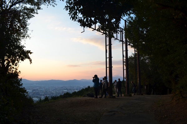 夕陽にカメラを向けている人たち