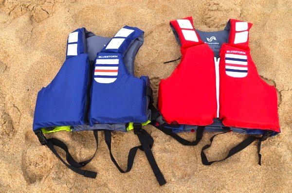 ライフジャケット 救命胴衣 は何色がおすすめ 赤 青は海でどんなふうに見えるのかを比較 ごりらのせなか