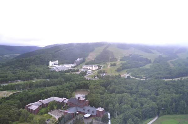 山頂は雲に覆われて見えない