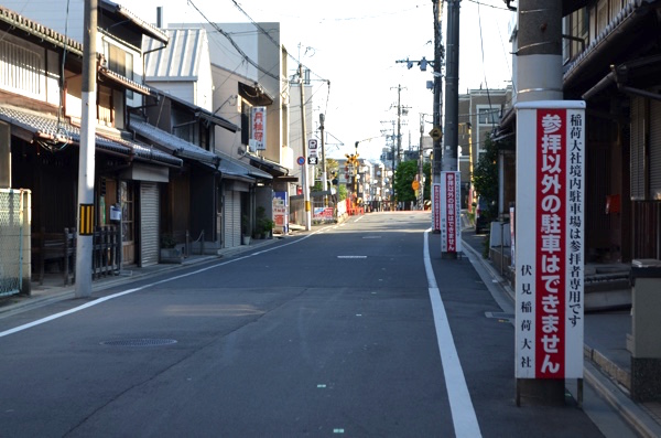 一方通行の狭い道路