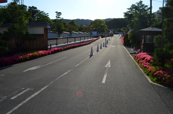 伏見稲荷大社境内の駐車場