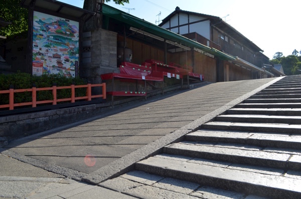 楼門の北側にある坂道