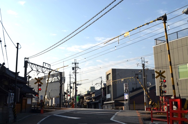 JR奈良線「稲荷」駅の南側にある踏切