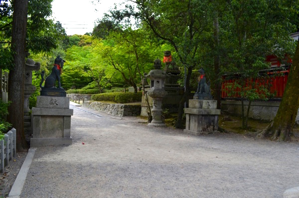 入口にきつね像がある参道