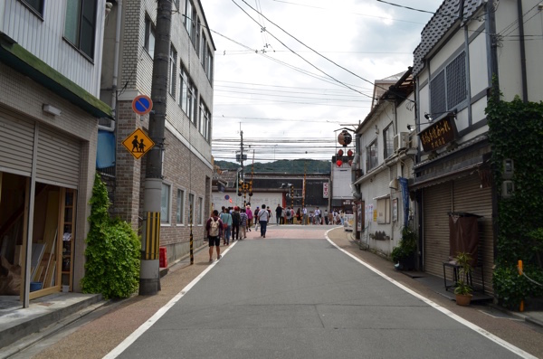 少し歩くと京阪「伏見稲荷」駅がある