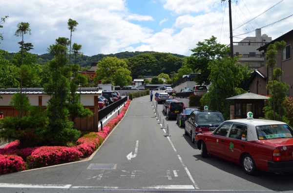 伏見稲荷大社の境内にある駐車場