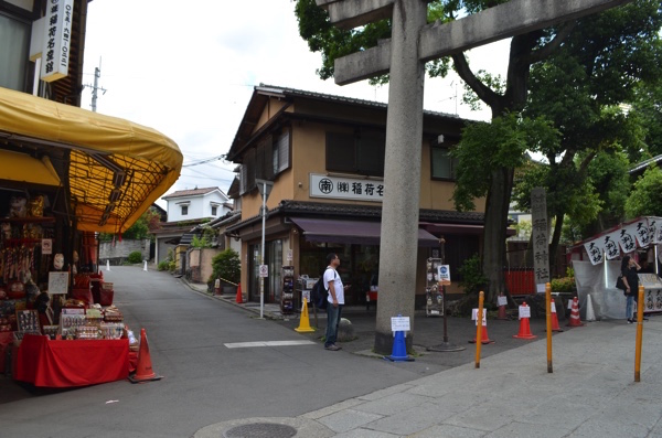 石の鳥居の手前を左折