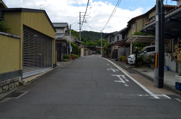 稲荷山へ向かって坂道を上がる