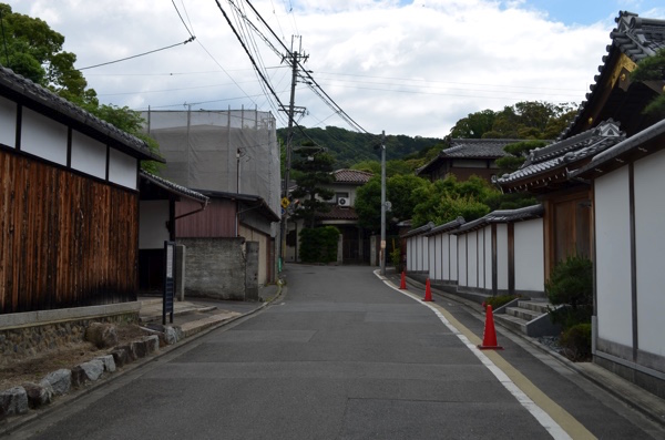 坂道を上がったところで右折する