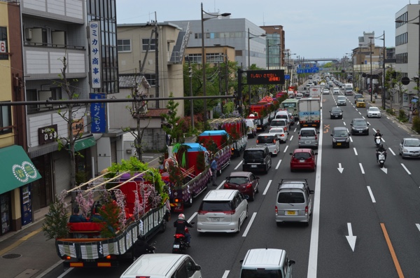 油小路通に並ぶ稲荷祭のトラック