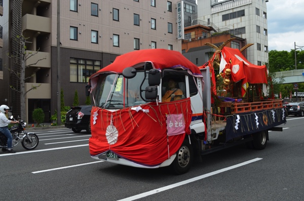 伏見稲荷大社へ向かう