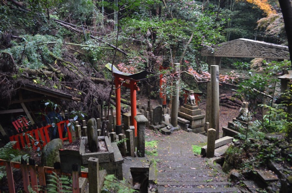 階段の上から見る印象鳥居