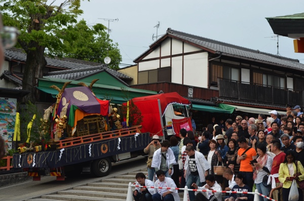 稲荷祭ではトラックが通行する