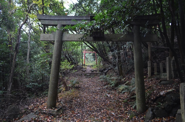 左側の道は大岩神社へ続く