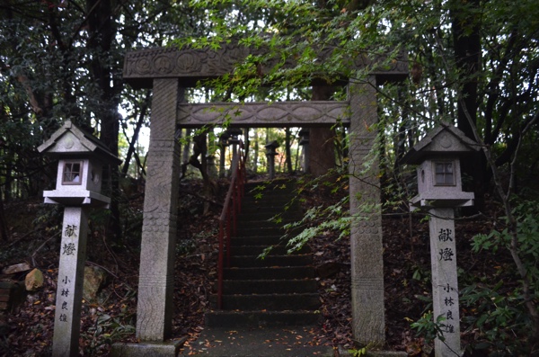 ここにも堂本印象の石鳥居がある