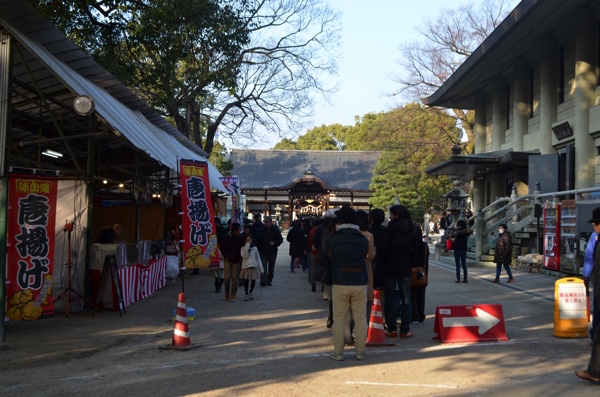 本殿へ続く参拝客の行列