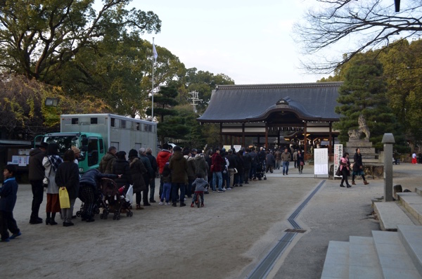 本殿へ続く参拝客の行列