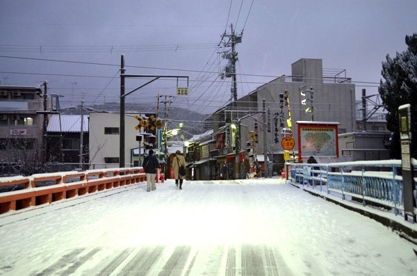 琵琶湖疎水の橋の上も真っ白に