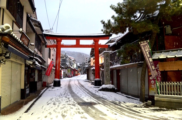 雪が積もる裏参道