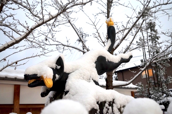 きつね像も雪に覆われている