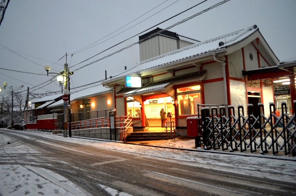 雪の日のJR奈良線・稲荷駅